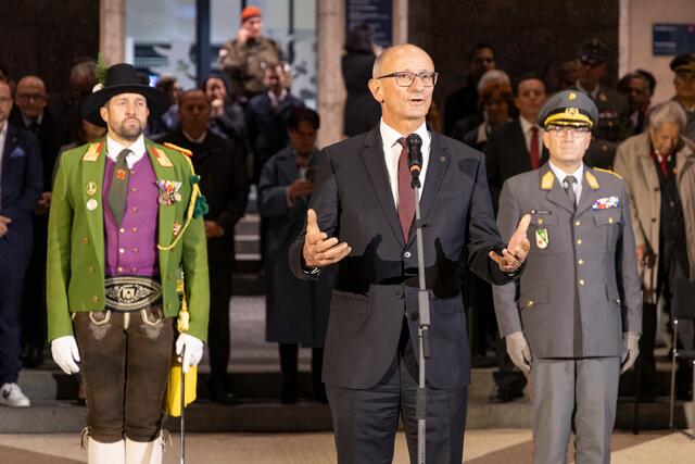 LH Anton Mattle bei seiner Festansprache am Landhausplatz. | Foto: Die Fotografen