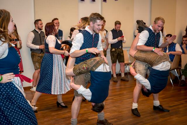 Rund 500 Gäste zählte man beim ersten Bezirkslandjugendball in Grafenstein. Die Landjugend Granitztal konnte mit ihrer Tanzchoreografie mehr als begeistern.