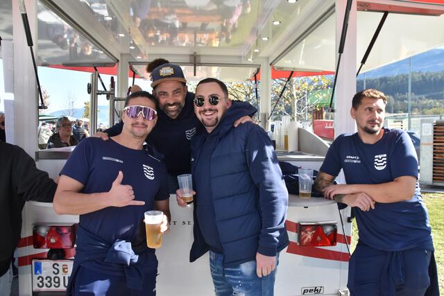 Am Stand des SK Auto Kluckner Rum herrschte ausgelassene Stimmung, während frisch gezapftes Bier in die Gläser floss und die Besucher gesellig beisammenstanden.