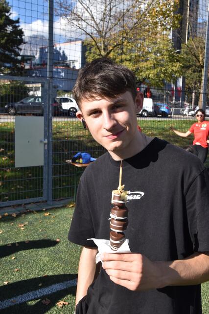 Bei herrlichem Sonnenschein ließ sich Daniel seine Schokobanane sichtlich schmecken. 