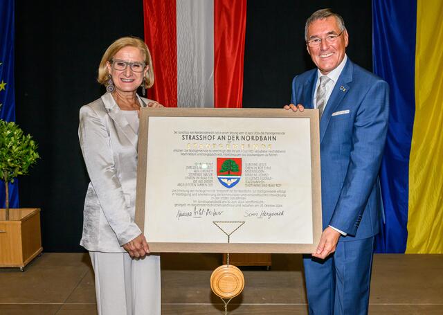 Landeshauptfrau Johanna Mikl-Leitner und Strasshofer Bürgermeister Ludwig Deltl mit der Stadterhebungsurkunde. | Foto: © NLK Burchhart