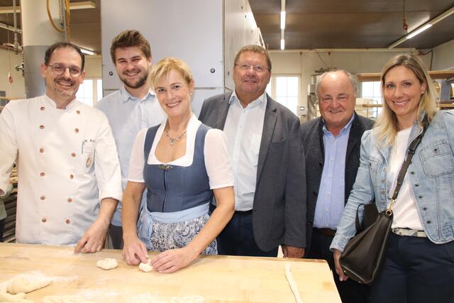 Markus Resch (links) konnte zahlreiche Besucher in der Kremstaler Hofbäckerei begrüßen, unter anderem WB-Bezirksobfrau Doris Staudinger (3.v.li.) und Wartbergs Bürgermeister Franz Karlhuber (2.v.re.). | Foto: Manfred Wiesmüller