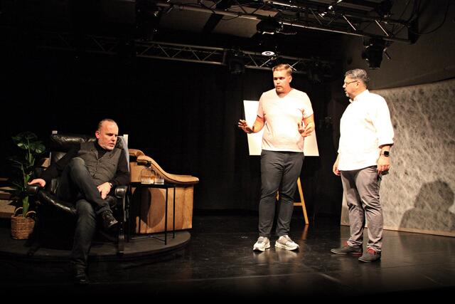 Der Wert einer Freundschaft wird durch ein Kunstwerk auf die harte Probe gestellt. Hartwig Ladner, Florian Jonak und Andreas Flür lieferten eine sensationelle Premiere.