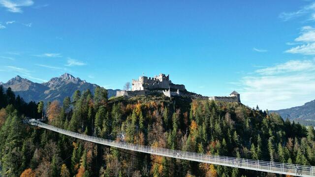 Die Burg Ehrenberg, im Bild  mit der Hängebrücke highline179, war heuer Tirols Beitrag bei 9 Plätze - 9 Schätze. | Foto: Naturparkregion Reutte