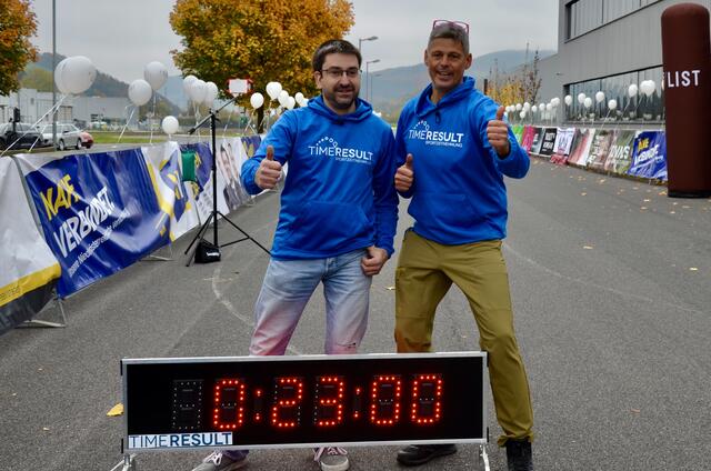 Organisator Hermann Steinacher (TimeResult) mit Roland Scharl  | Foto: Elisabeth Peinsipp 