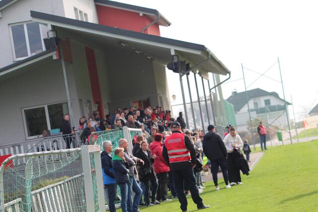 Vor starker Kulisse ging das Derby über die Bühne. | Foto: MeinBezirk Perg/Köck
