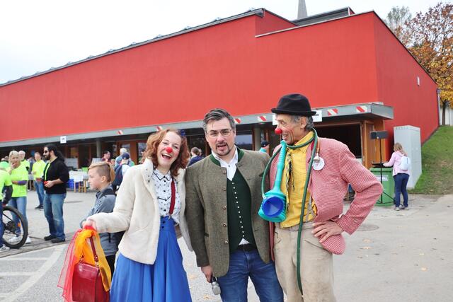 Luisa und Dr. Franz Tube von den Roten Nasen mit Moderator Florian Mayer jun.  | Foto: Edith Ertl