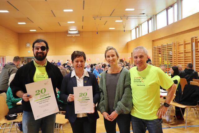 Omid Redjaian, Bgm. Waltraud Walch, Kathrin Manninger von Styria Vitalis  und Florian Mayer mit der Jubiläumsurkunde 20 Jahre Gesunde Gemeinde Dobl-Zwaring | Foto: Edith Ertl