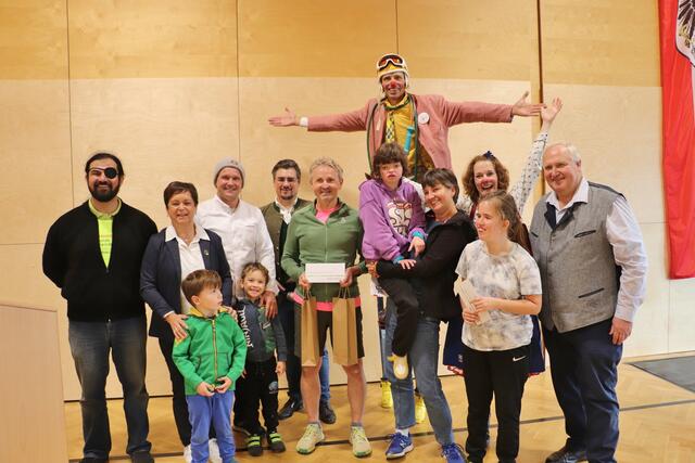 Die Gewinner der Erwachsenen-Preise mit Omid Redjaian, Bgm. Waltraud Walch, Bgm. a.D. Toni Weber und den Rote Nasen-Clowns Dr. Franz Tube und Luisa. | Foto: Edith Ertl