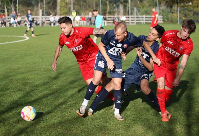 Harte Bandagen: Die Juniors-Spieler Joshua Harold (links) und Amin Ben Ali krachen in Obsteig zusammen. | Foto: sportszene.tirol/Leitner