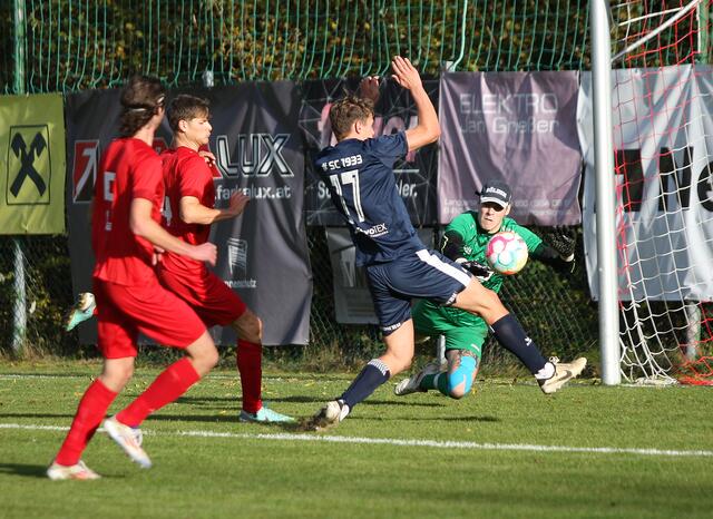 Alarm im Strafraum der SPG Mieminger Plateau. Doch Nico Tilg verfehlte in dieser Szene den Ball knapp. | Foto: sportszene.tirol/Leitner