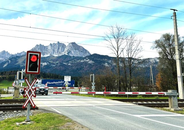 Kreuzung und Bahnübergang. | Foto: Kogler