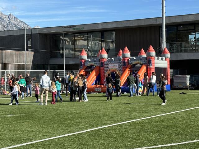 Kleine Abenteurer – Die Kinder hatten sichtlich Spaß auf den zahlreichen Hüpfburgen.