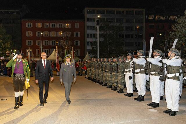 Beim Abschreiten Landesschützenkommandant Thomas Saurer, LH Anton Mattle und Tirols Militärkommandant Ingo Gstrein. | Foto: Die Fotografen