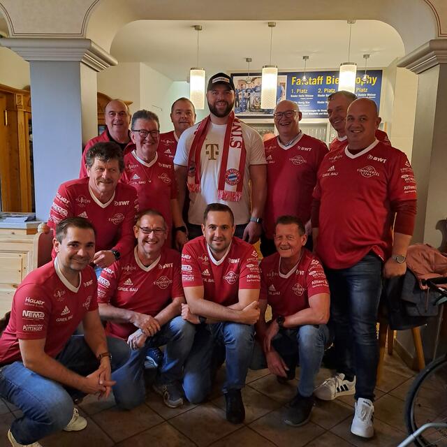 Obmann Jürgen Peham (rechts neben Lukas Weißhaidinger) präsentierte gemeinsam mit dem Vorstand des Bayern Fanclub S´Innviertel den prominenten Neuzugang.  | Foto: Friedl