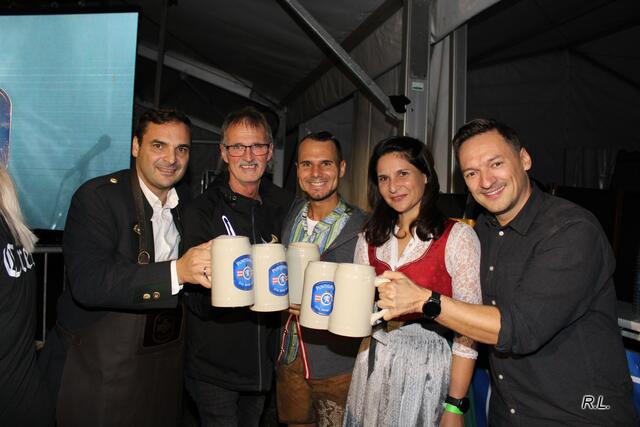Natürlich durfte auch ein Bieranstich mit Karl Heinz Hojas (2. v. l.) und Daniel Düsenflitz Müller (m.) nicht fehlen. | Foto: Lederer