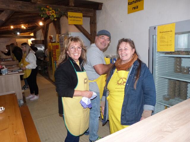 Mit Freude halfen die Klostermarienberg:innen zusammen und sorgten für ein gelungenes Fest. 