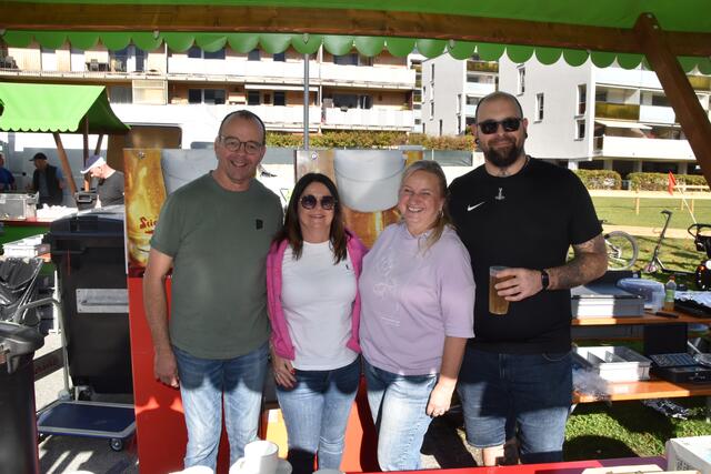 Am Kaffeestand: Manfred mit GR Sabine Hölbling (Obfrau Soziales und Wohnen), Heike und Robert.