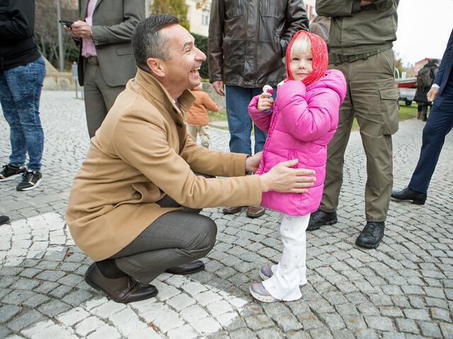 Landtagspräsident Robert Hergovich stellte sich einer sehr jungen Besucherin vor. | Foto: Landesmedienservice