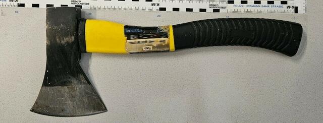 Ein Autofahrer wurde in Floridsdorf mit dem Umbringen bedroht. Dieses Beil diente als Tatwaffe.  | Foto: Polizei Wien