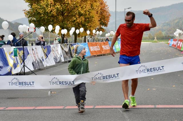 Andreas Trimmel erreichte bei der 10 Kilometer-Strecke eine Bestzeit von 36:25.
Voller Stolz lief er mit seiner Tochter über die Ziellinie. | Foto: Elisabeth Peinsipp