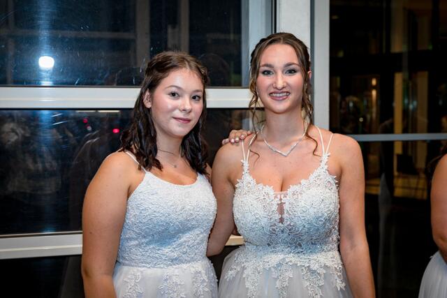 Waren mehr als zufrieden: Ilenia und Stefanie vom neunköpfigen Ballkomitee.