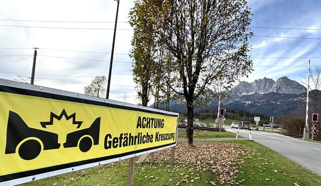 Ein Schild weist auf die gefährliche Kreuzung hin. | Foto: Kogler