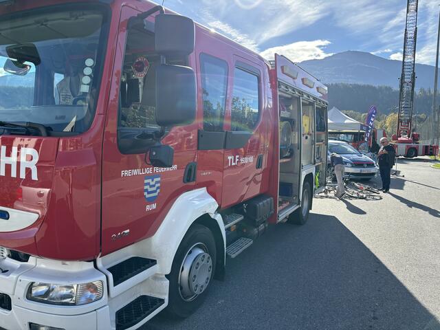 Die Freiwillige Feuerwehr Rum gab spannende Einblicke und führte eine kleine Übung vor. Polizeiautos und Feuerwehrautos konnten neugierig erkundet werden.