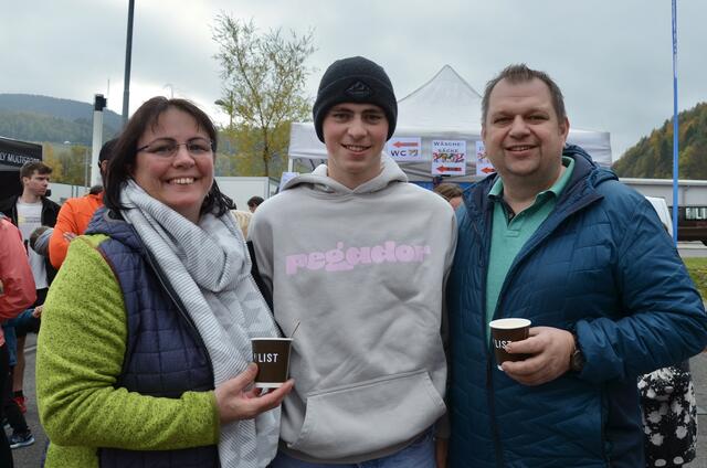 Florian Höller (Mitte)- Sohn von Johannes (GGR Edlitz) und  Ines Höller- erreichte in seiner Altersklasse den dritten Platz mit einer Zeit von 1:51:34 beim Halbmarathon | Foto: Elisabeth Peinsipp