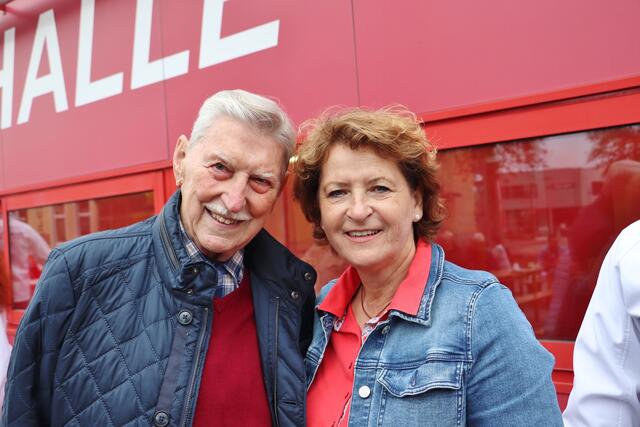 Bgm. a.D. Helmuth Adam und LR Ursula Lackner plauderten nach dem Fitmarsch gemütlich bei heißen Kastanien, die stilvoll in rote Stanitzel verpackt waren.  | Foto: Edith Ertl