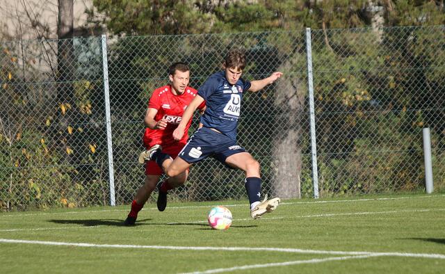 Nico Tilg nimmt Maß und trifft bereits in der 2.. Minute zur schnellen Führung der Imst Juniors. | Foto: sportszene.tirol/Leitner