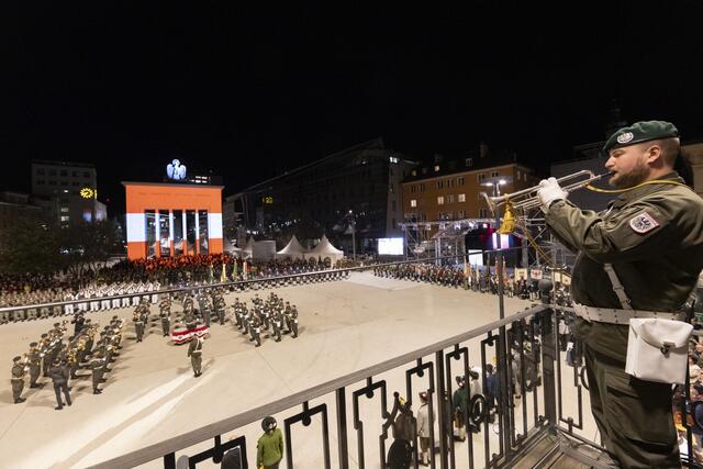 Feierliche Aufführung des Großen Zapfenstreichs am Landhausplatz. | Foto: Die Fotografen