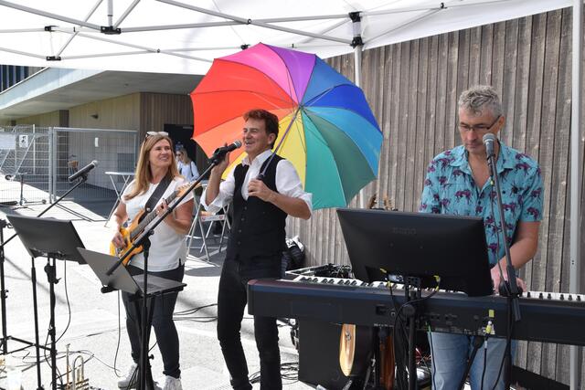 Die Band „3rum“ sorgte mit Live-Hits für beste Laune.