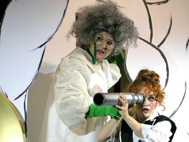 Frau Holle gepielt von Slohmit Butbul und die Pechmarie, gespielt von Victoria Sedlacek | Foto: Gerlinde Siebenhandl