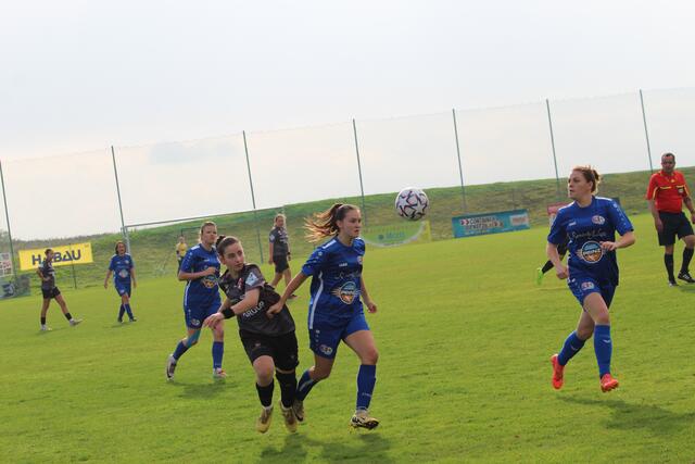 Zwei Leistungsträgerinnen im Duell: Miray Dedecan von den FC Perg Ladies (grauer Dress) gegen Lisa Kloibhofer von Perg/Windhaag. | Foto: MeinBezirk Perg/Köck