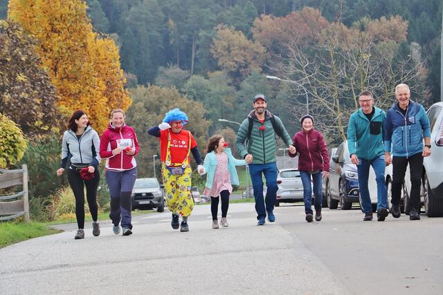 Langjähriger Motor der Gesunden Gemeinde Dobl-Zwaring und Organisator von Laufevents Florian Mayer sen. machte als Clown verkleidet das Schlusslicht beim Rote Nasen Lauf und wurde mit viel Applaus im Ziel empfangen.  | Foto: Edith Ertl