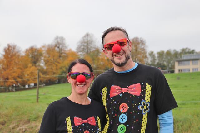 Petra Dockl und Christian Jost machten kostümiert beim Rote Nasen-Lauf mit. "Wir unterstützen diesen guten Zweck und haben gerne dabei mitgemacht", sagte die beiden Dietersdorfer.  | Foto: Edith Ertl