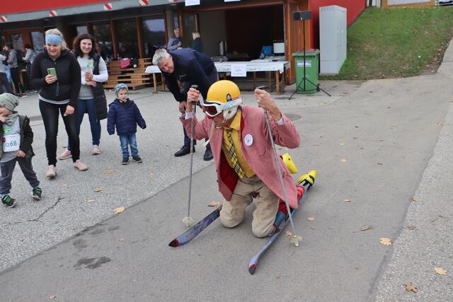 Mit akrobatischen Show-Einlagen und mit ganz viel Humor begeisterten die Roten Nasen Clowns die Teilnehmer im Zieleinlauf. | Foto: Edith Ertl