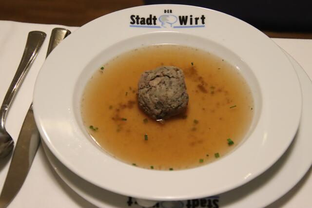 Klare Rindsuppe mit Leberknödel. | Foto: Martin Wurglits