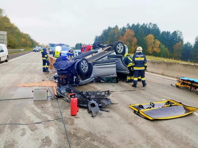Die Feuerwehren Oed-Markt und Amstetten am Unfallort. | Foto: Bfkdo Amstetten