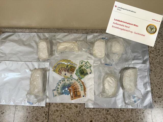 Bei einer Hausdurchsuchung bei einem Verdächtigen fand die Polizei große Mengen Amphetamin, Cannabis und Bargeld.  | Foto: LPD Wien