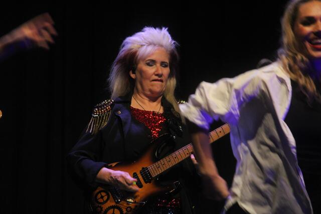 Die Original Gitarristin von Michael Jackson, Jennifer Batten, war in Weiz auch mit auf der Bühne. | Foto: MeinBezirk/Hofmüller