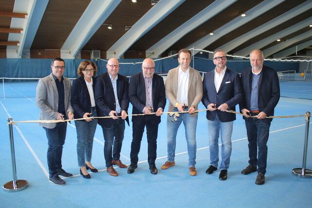 Die Spitze der Stadtgemeinde Köflach mit Helmut Linhart, der Maria Lankowitzer Bürgermeister Kurt Riemer und LR Karlheinz Kornhäusl eröffneten die Halle neu. | Foto: Patrick Marcher