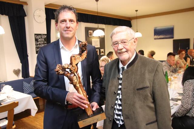 Bürgermeister Gernot Kremsner (links) und Projeiktleiter Jürgen Frank präsentierten bei der Gala auch den Regionalitätspreis, den das Zickental-Projekt eine Woche zuvor von den Regionalmedien Burgenland erhalten hatte. | Foto: Martin Wurglits