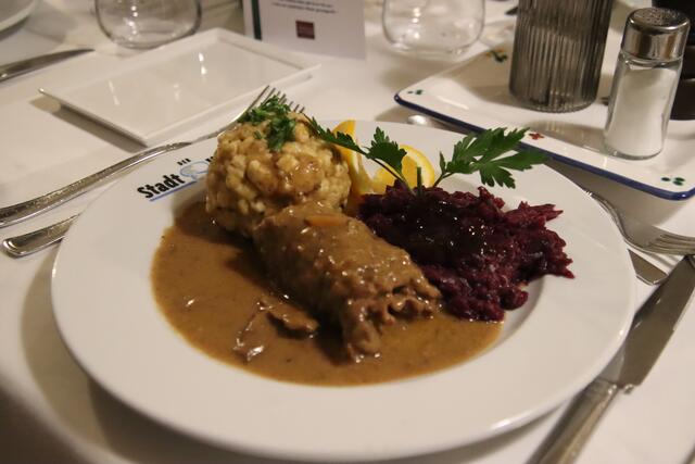 Rindsroulade mit Semmelknödel und Sauerkraut. | Foto: Martin Wurglits