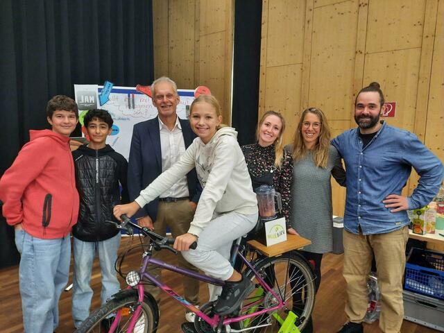 Jonathan Kunze, Laura Frick, Regina Fischer, Vizebgm. Max Unterrainer mit Laura, Julian und Abdul. | Foto: JAM