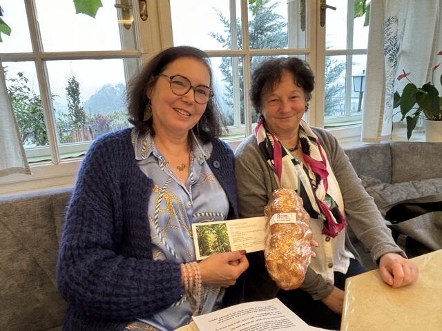 Mit Allerheiligen-Striezel: Ruth Mayer (l.) leitet das Hospizteam, St. Stefan ob Stainz seit 2013, hier mit Gertrude Krenn | Foto: Veronik