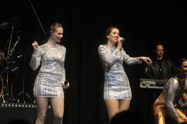 Johanna Kliss und Elisabeth Schuller sangen die größten Hits der Jackson Five. | Foto: MeinBezirk/Hofmüller