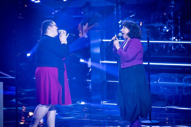 Bei der deutschen Gesangsshow "The Voice of Germany", kam für die Neudaubergerin Sarah Knöbl (re.) in der zweiten Runde das Aus.  | Foto: Joyn/Claudius Pflug