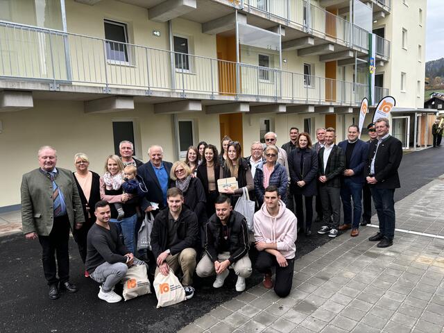 Die Mieterinnen und Mieter, Vertreter der Siedlungsgenossenschaft, der Gemeinde und des Landes sowie Ehrengäste vor dem neuen Wohnhaus der Grazer Straße 64d.  | Foto: Koidl